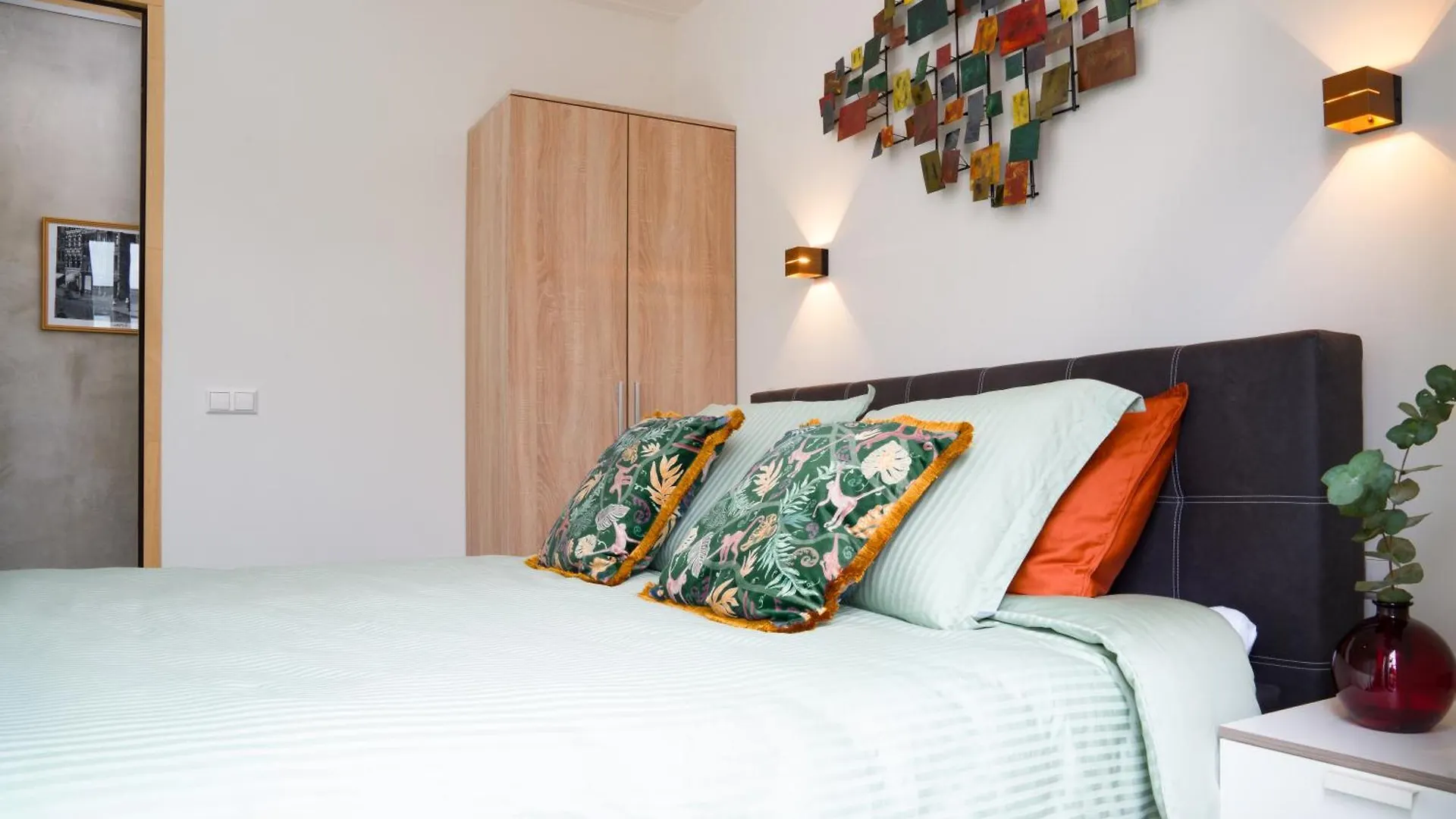 Huis Met De Krul Amsterdam 0*,  Holland